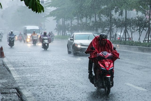 Mưa dông kéo dài từ miền Bắc vào Nam Bộ
